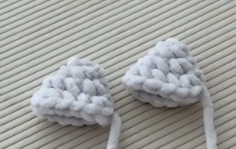 Kitten with Bow, step 3: Ears